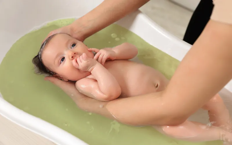 Thoa nước lá nhẹ nhàng