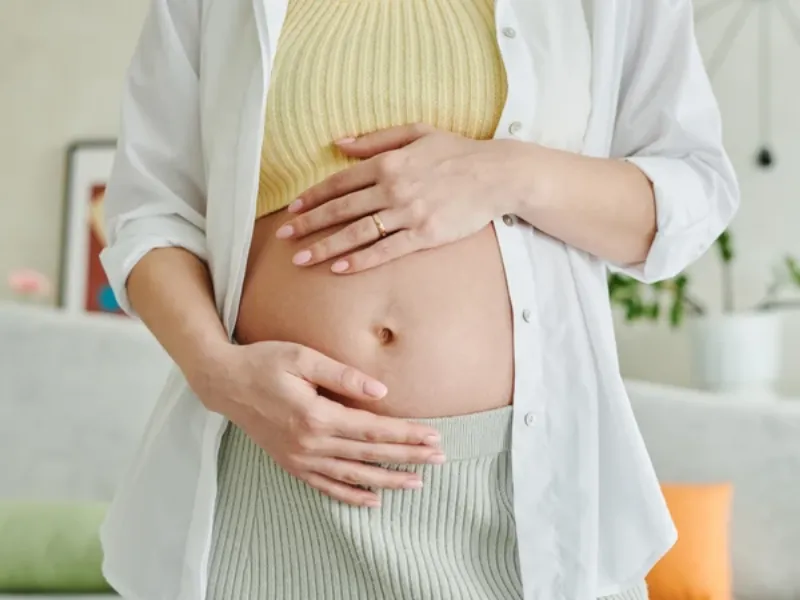 Mẹ bầu bị rôm sảy có thể tắm nước lá thảo dược tự nhiên để giảm ngứa ngáy