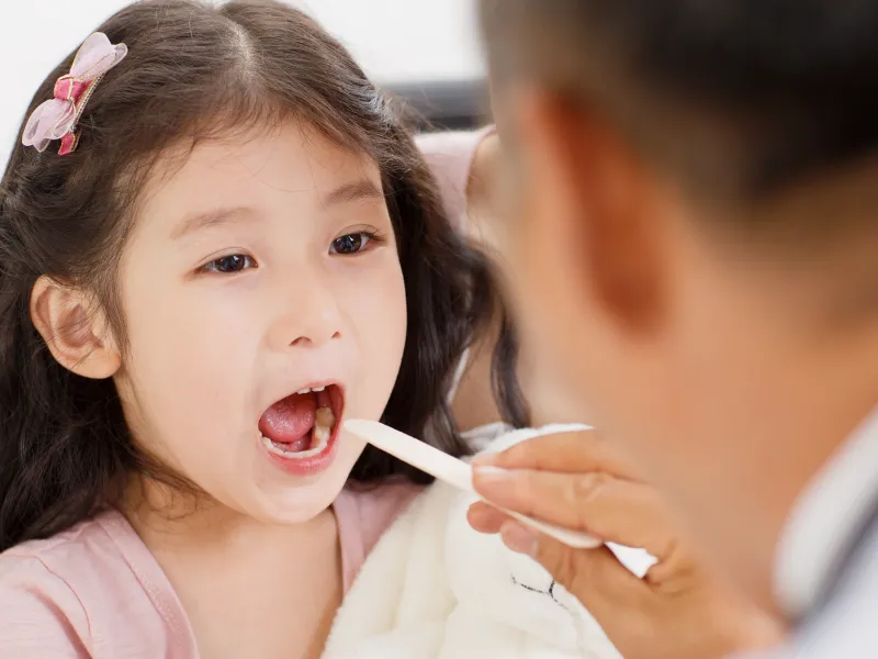 Khi trẻ nuốt lượng lớn kem đánh răng và có dấu hiệu bất thường ba mẹ cần đưa trẻ đến bệnh viện ngay.