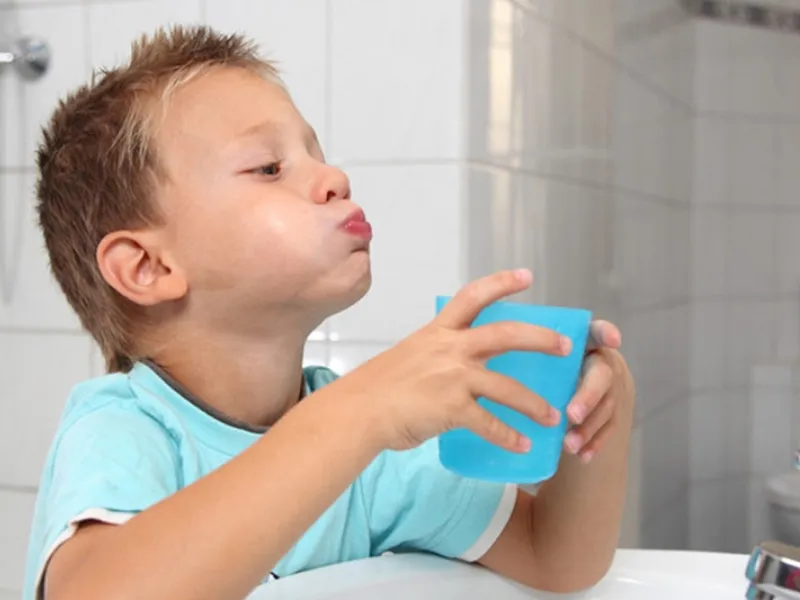 Trẻ nuốt phải lượng ít kem đánh răng không gây ảnh hưởng xấu đến sức khỏe