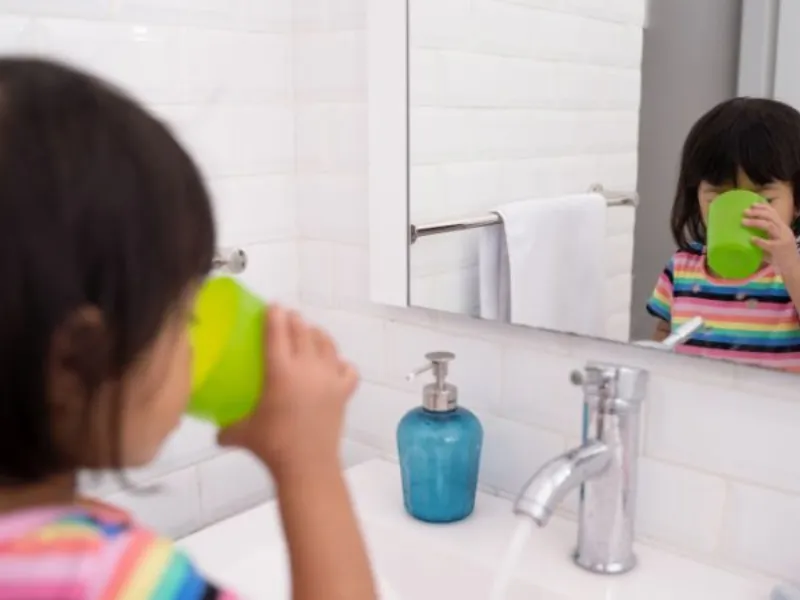 Ba mẹ nên tập cho bé thói quen nhổ khi đánh răng để tránh nuốt phải kem đánh răng