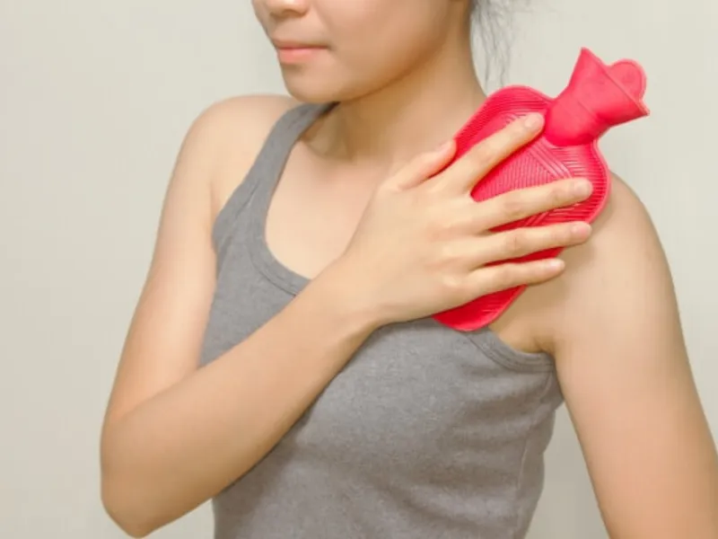 Để giảm ngứa do rôm sảy bạn cần làm mát cơ thể, làm dịu vùng da bị tổn thương và giữ cho da luôn khô thoáng.