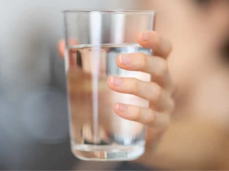 Người lớn bị rôm sảy nên uống đủ nước mỗi ngày