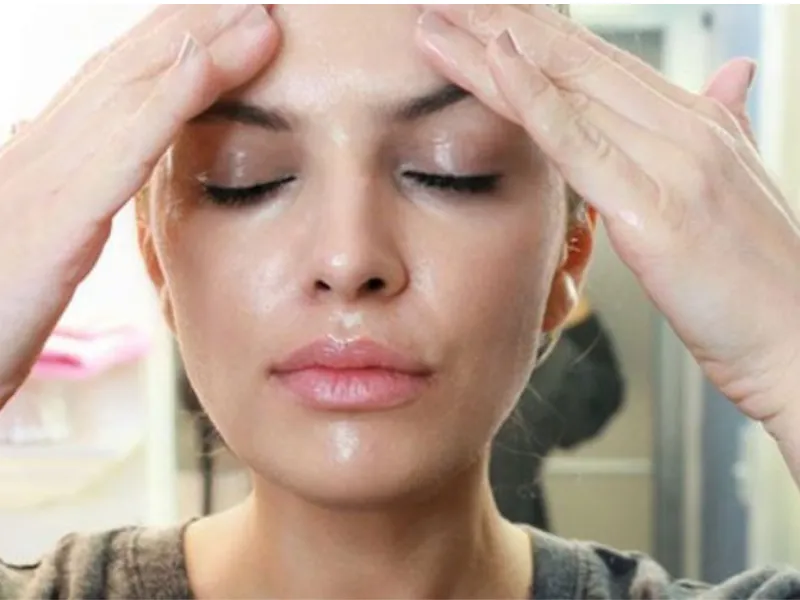 Dùng dầu dừa để rửa mặt cần được thực hiện đúng cách