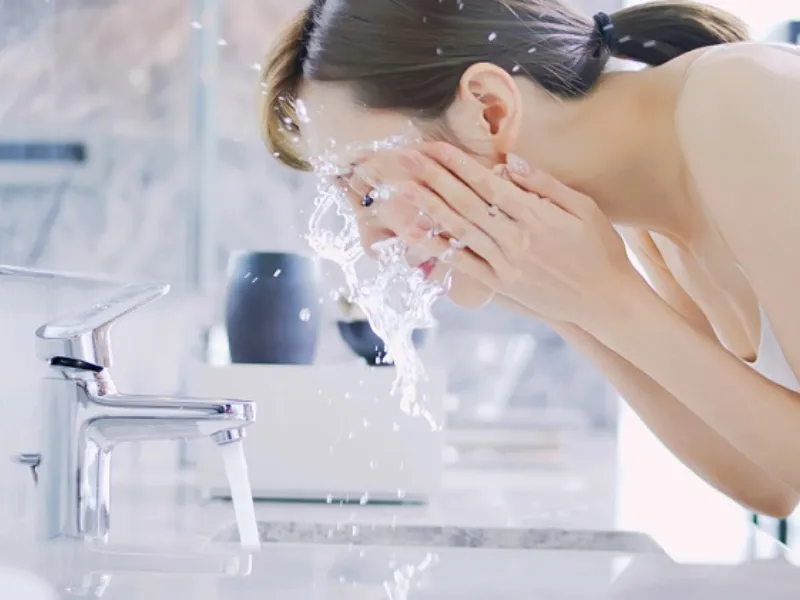 Nên rửa sạch lại mặt để tránh lượng dầu thừa bám trên mặt
