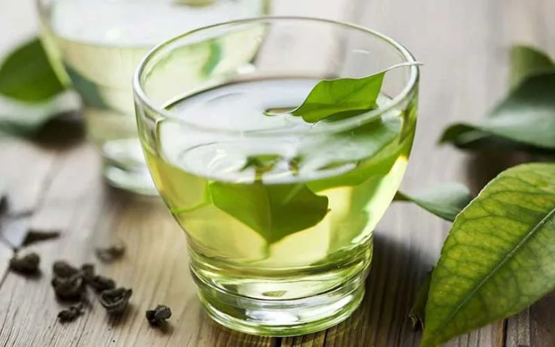 Các bước rửa mặt bằng lá khế đúng cách