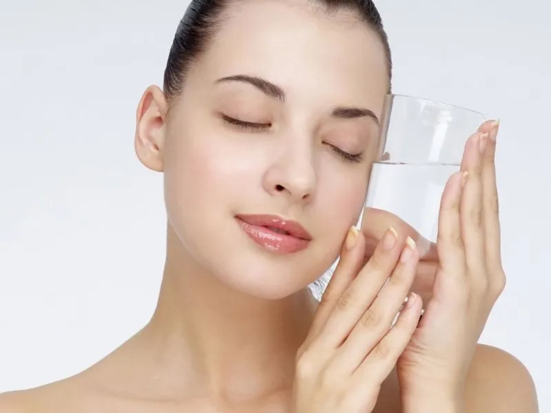 Nước dừa chứa nhiều dưỡng chất tốt cho da mà không trực tiếp khiến da bị cháy nắng