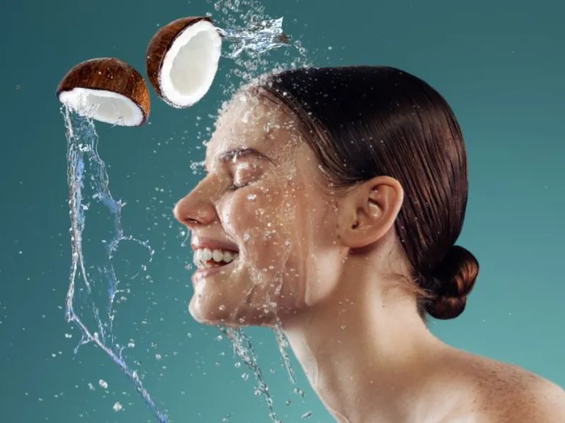 Nên chọn nước dừa tươi để rửa mặt