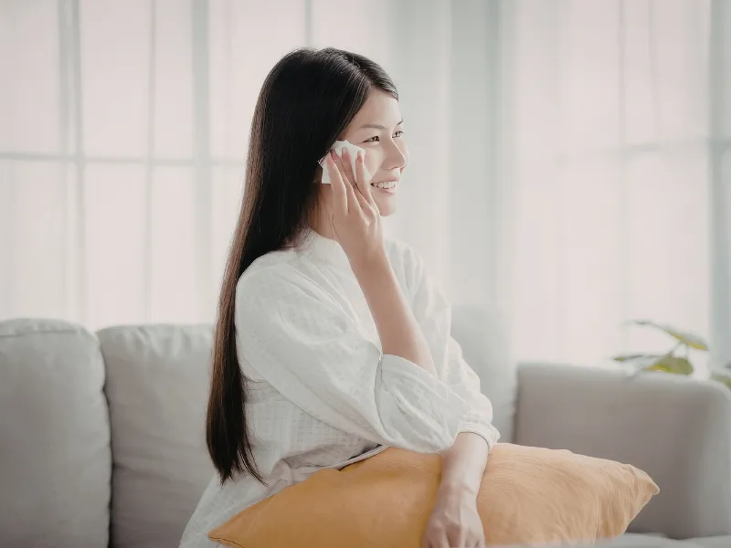 Rửa mặt bằng nước muối sinh lý có tốt không?