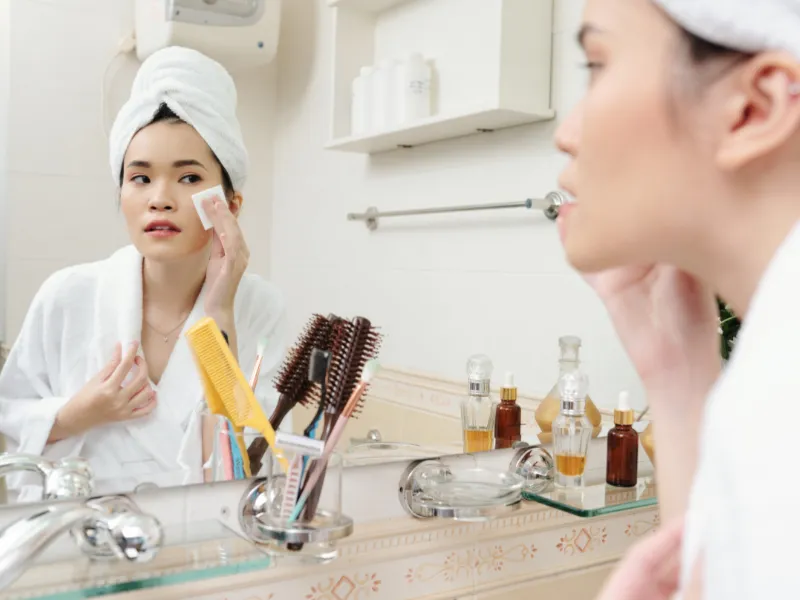 Dùng bông sạch hoặc rửa nhẹ bằng tay