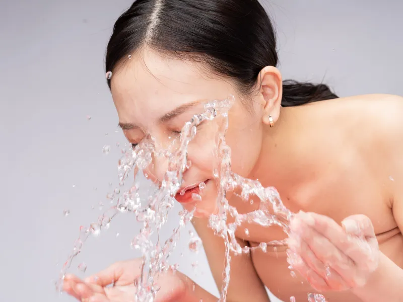 Những thắc mắc khi rửa mặt bằng nước muối sinh lý