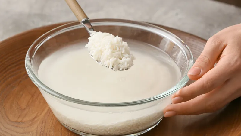 Cách rửa mặt bằng nước vo gạo