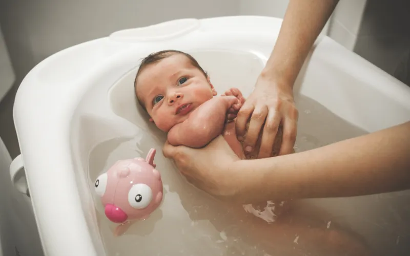 Quy trình tắm lá mùi cho trẻ sơ sinh tại nhà
