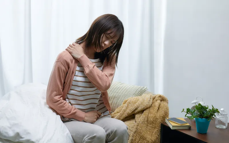 Tắm lá ngũ trảo hỗ trợ giảm đau nhức do phong thấp