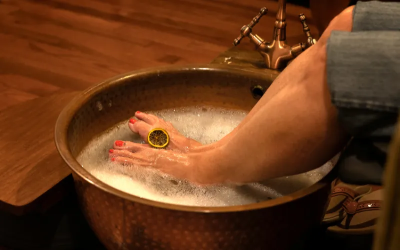 Ngâm chân bằng lá ngũ trảo trước khi ngủ