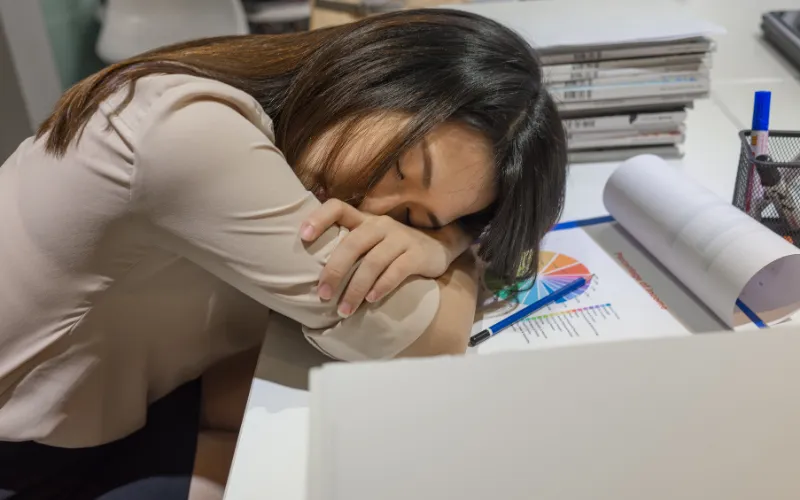 Giải mã: Thức khuya có bị sạm da không?
