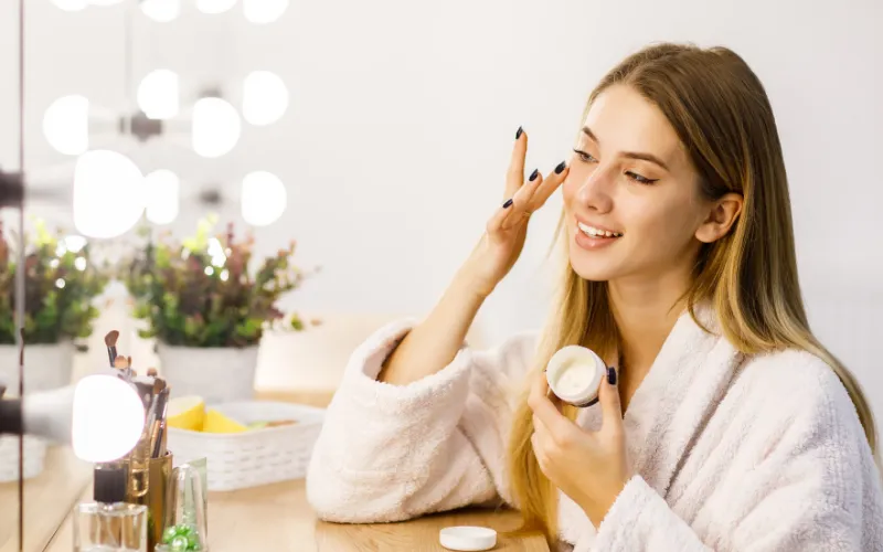 Những thói quen xấu đi kèm làm da sạm nhanh hơn