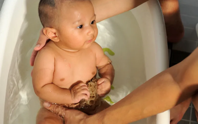 Thực trạng và những quan điểm về việc tắm lá cho bé