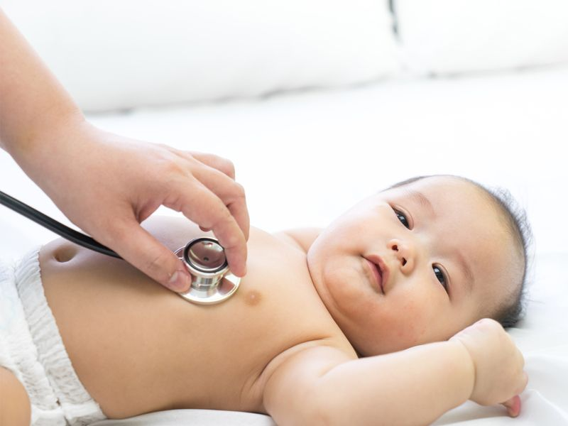 bé bị nổi mẩn đỏ ở cổ