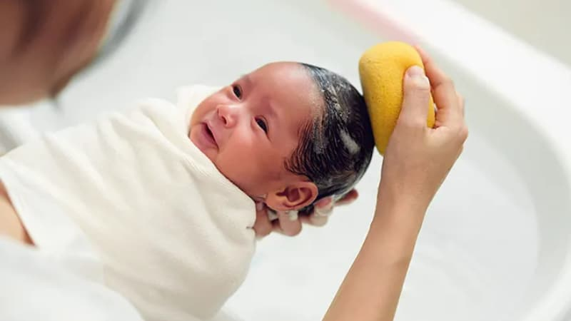 bé bị nổi mẩn đỏ ở cổ