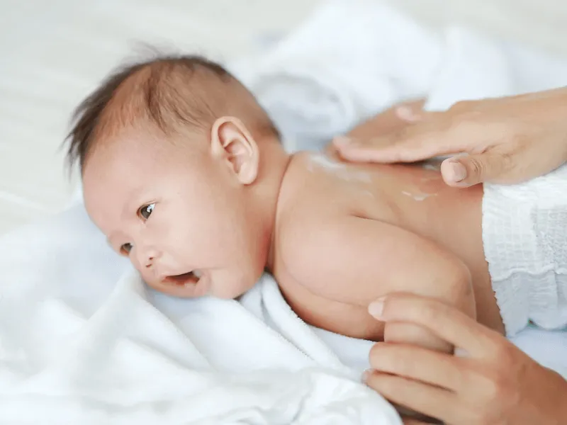 cách bôi kem dưỡng ẩm cho trẻ sơ sinh