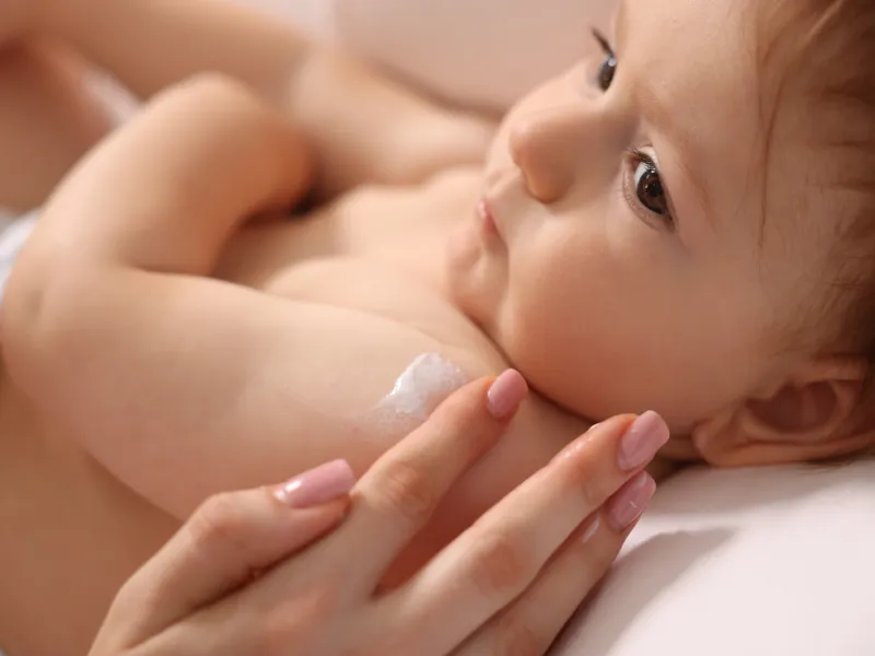 Lưu ý khi bôi kem dưỡng ẩm cho trẻ sơ sinh