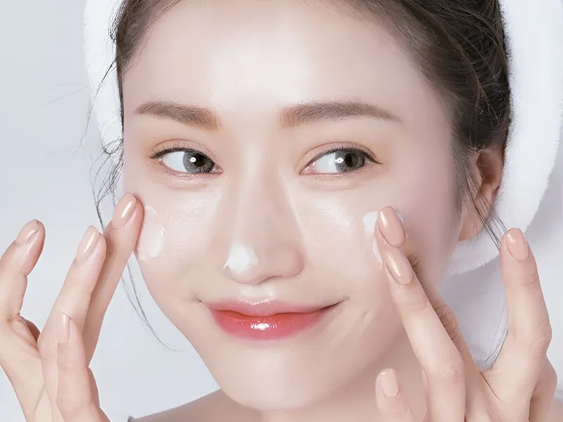 Dưỡng ẩm sau khi rửa mặt