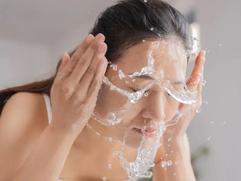 Hướng dẫn cách rửa mặt bằng sữa tươi không đường dưỡng da sáng khỏe
