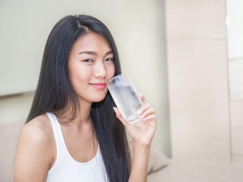 Uống đủ nước sau khi bơi