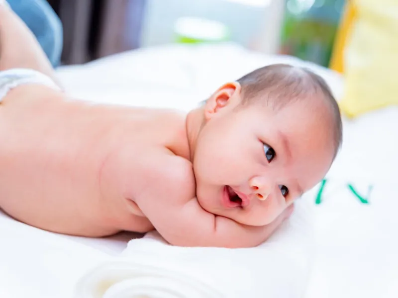 Massage nhẹ nhàng trên da bé