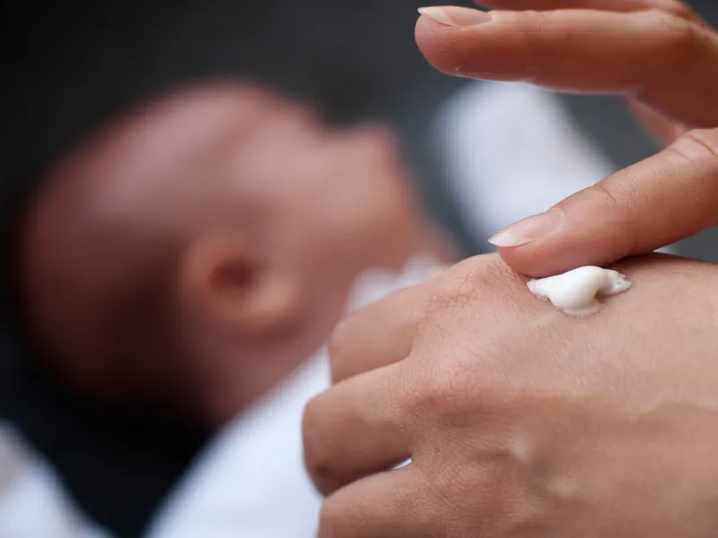 Có nên dùng kem dưỡng ẩm cho trẻ sơ sinh?