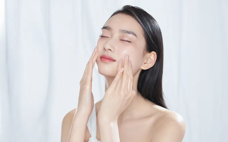 Quy-trinh-Skincare-danh-cho-da-nhay-cam-de-noi-mun