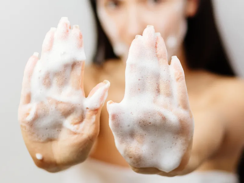 Dùng sữa rửa mặt bị rát do sữa rửa mặt không phù hợp