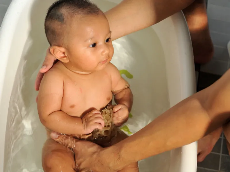 Dùng lá tắm cho rôm sảy