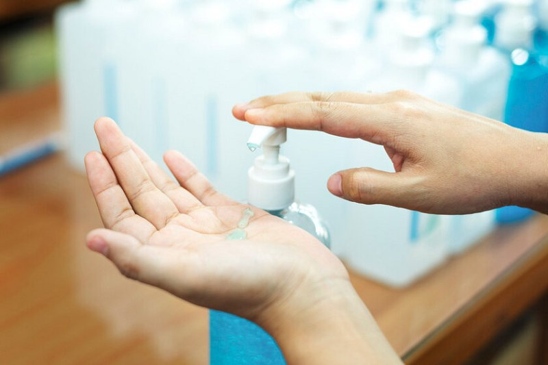 rửa vùng kín bằng nước ấm có tốt không