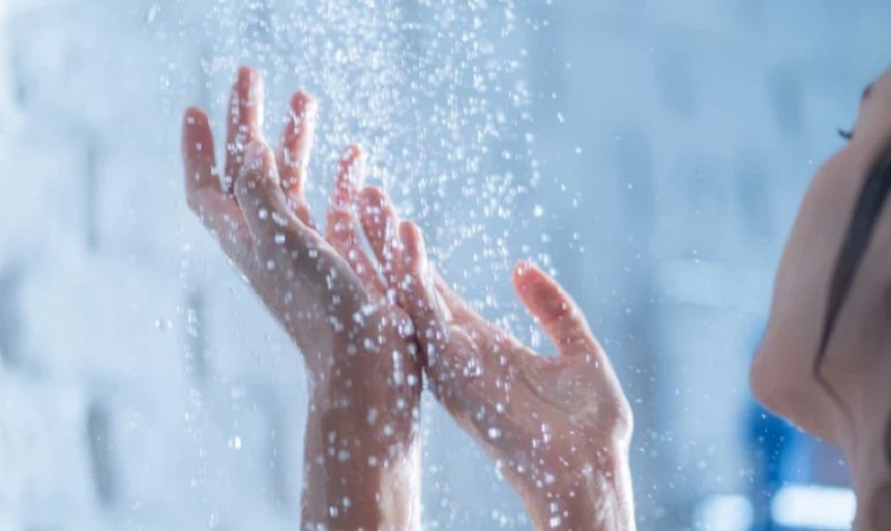 rửa vùng kín bằng nước ấm có tốt không