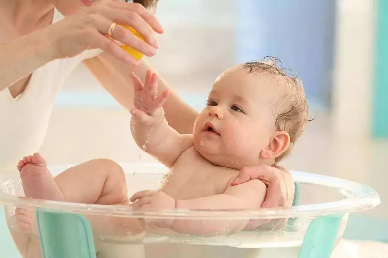 tắm lá đậu ván cho trẻ sơ sinh