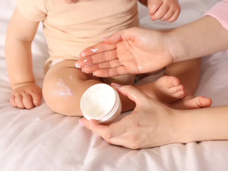 Dưỡng ẩm cho bé sau khi tắm