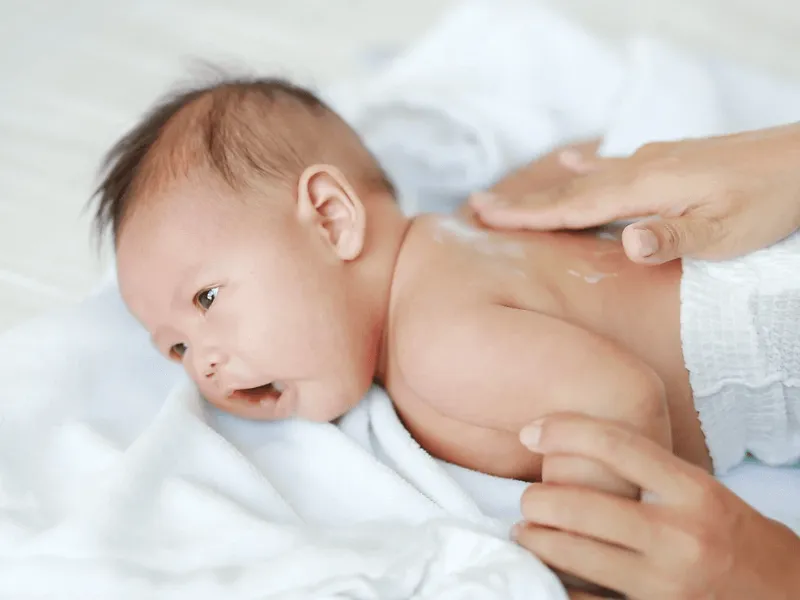 Ngoài dùng lá để tắm cho bé thì ba mẹ cũng nên bôi kem dưỡng da cho trẻ