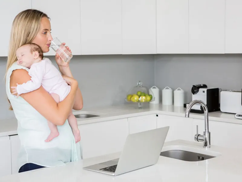 Mẹ sau sinh nên uống đủ nước để cung cấp đủ nước cho da
