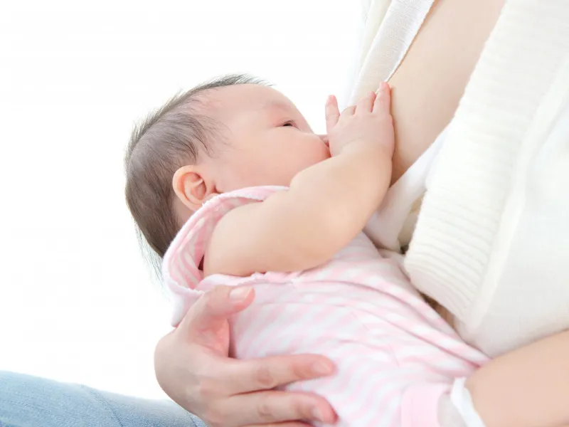 Sữa mẹ không chỉ mang lại nhiều lợi ích cho em bé mà còn hỗ trợ quá trình phục hồi của cơ thể mẹ