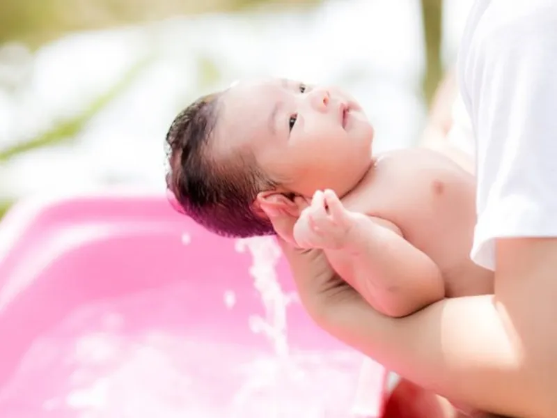 Khi bé bị da cáy, cha mẹ không nên tắm quá lâu
