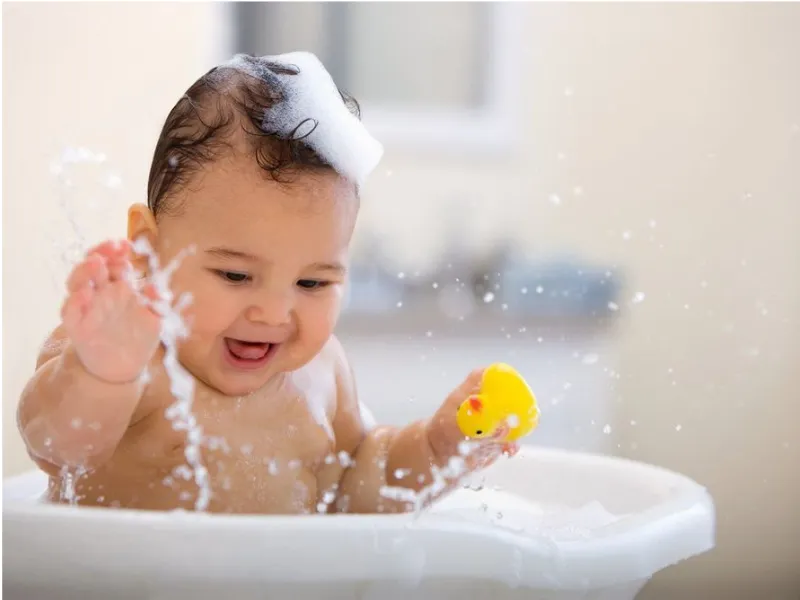 Làm mát vùng da bị cháy nắng bằng cách tắm cho trẻ