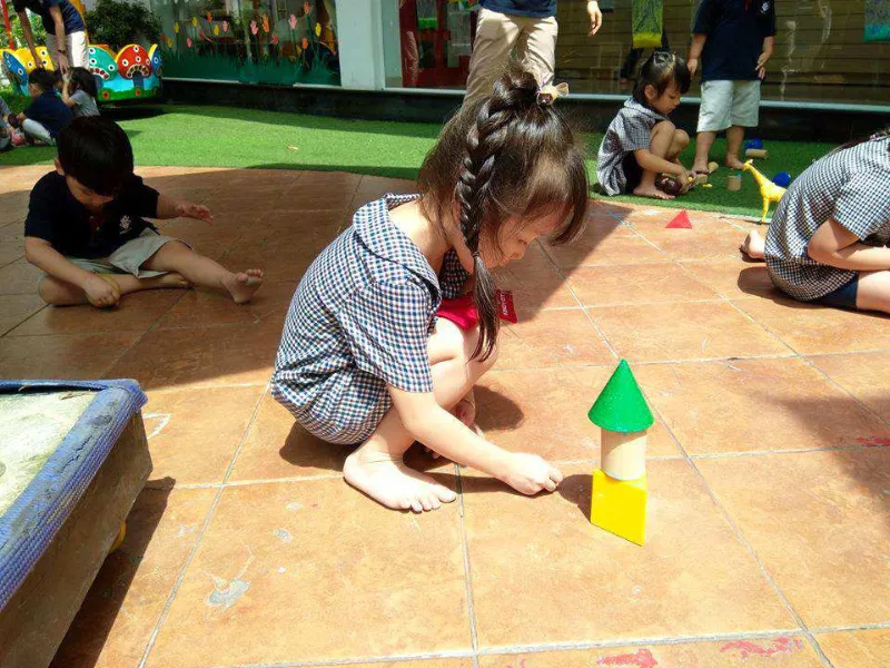 Cho trẻ vui chơi ở nơi có bóng râm để phòng trẻ bị cháy nắng