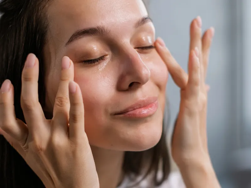 Vỗ nhẹ để kem thẩm thấu