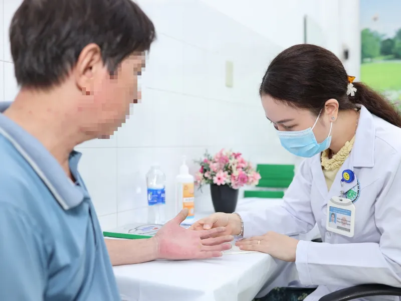 Khi nào người bị viêm da cơ địa cần đi khám?