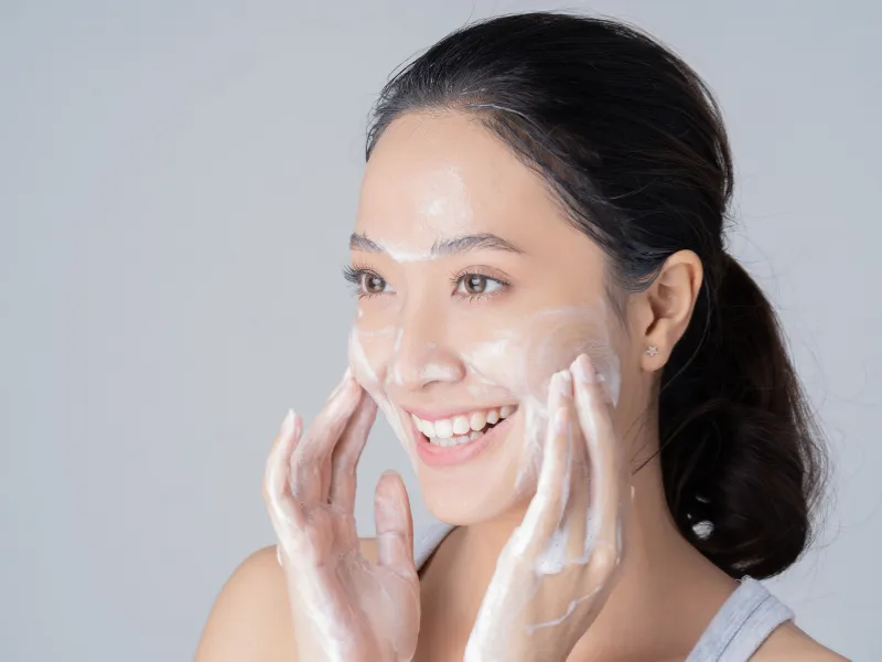Massage nhẹ nhàng trên da