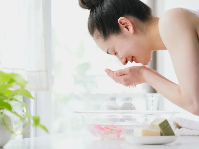 Cách rửa sạch kem chống nắng trên mặt không cần tẩy trang