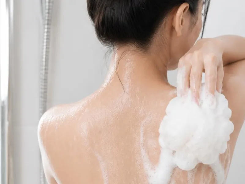 Cách làm sạch kem chống nắng body không cần tẩy trang