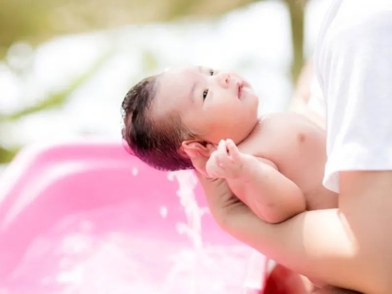 Tắm xong ba mẹ nên tráng lại bằng nước sạch cho bé